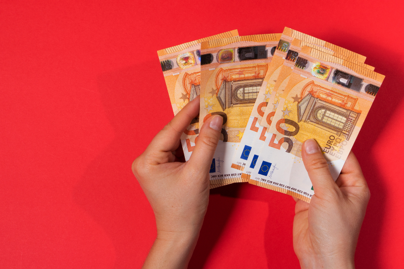 Odlog plačila kredita za skoraj 25.000 kreditojemalcev