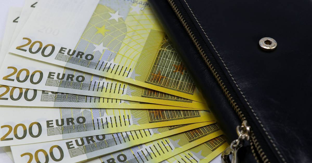 povprečna avgustovska plača